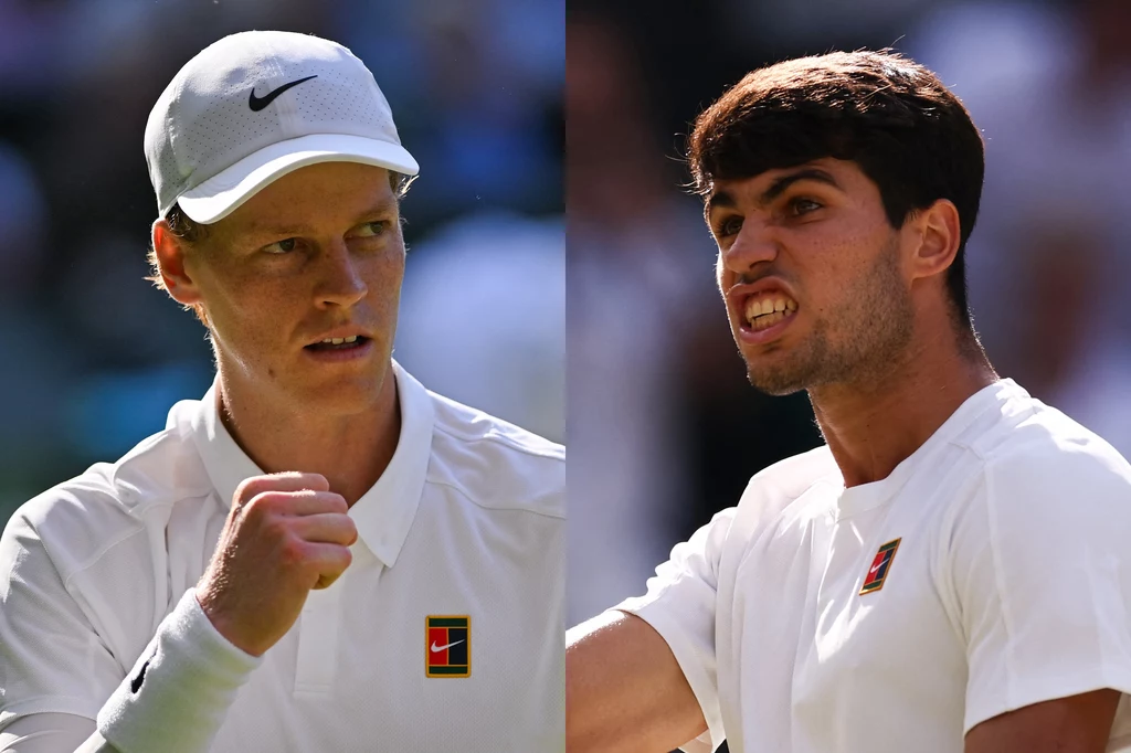 Jannik Sinner i Carlos Alcaraz walczyli ze sobą o tytuł na Wimbledonie Dwóch młodych mężczyzn w białych strojach sportowych podczas intensywnej konkurencji tenisowej, obaj wyrażają silne emocje poprzez mimikę twarzy i gesty, koncentrując się na meczu.