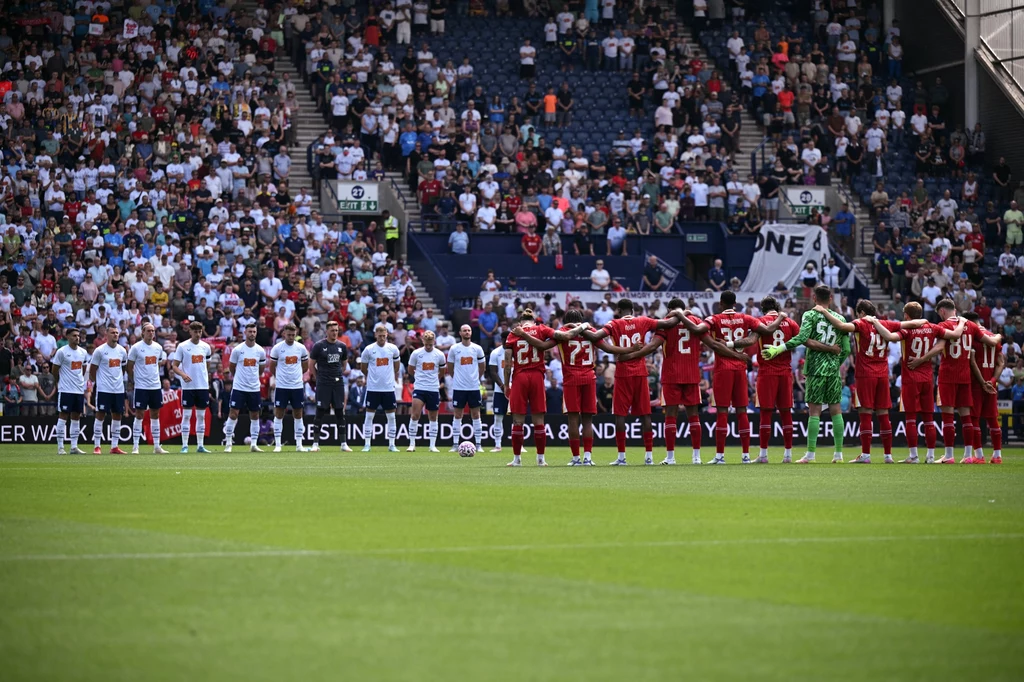 Minuta ciszy przed meczem Preston North End - Liverpool FC ku pamięci Diogo Joty i Andre Silvy Minuta ciszy przed meczem Preston North End - Liverpool FC ku pamięci Diogo Joty i Andre Silvy