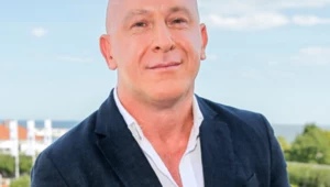 Krzysztof Miruć krytykuje domy Polaków, a sam tak mieszka. Pokazał zdjęcie najważniejszej kobiety