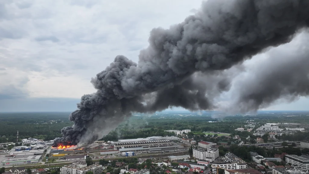 Mińsk Mazowiecki z lotu ptaka - Adam Ziemiński / Facebook Wielki pożar przemysłowego kompleksu na obrzeżach miasta, z którego unoszą się potężne kłęby ciemnego dymu sięgające wysoko nad okolicą, pokrywając znaczną część nieba.