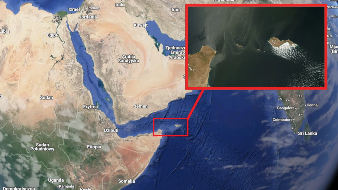Mapa satelitarna pokazująca region Arabii oraz Afryki Wschodniej, z wyróżnieniem strategicznego cieśniny Bab-el-Mandeb oddzielającej Półwysep Arabski od Afryki. Wstawka powiększa szczegóły wybranego obszaru cieśniny.