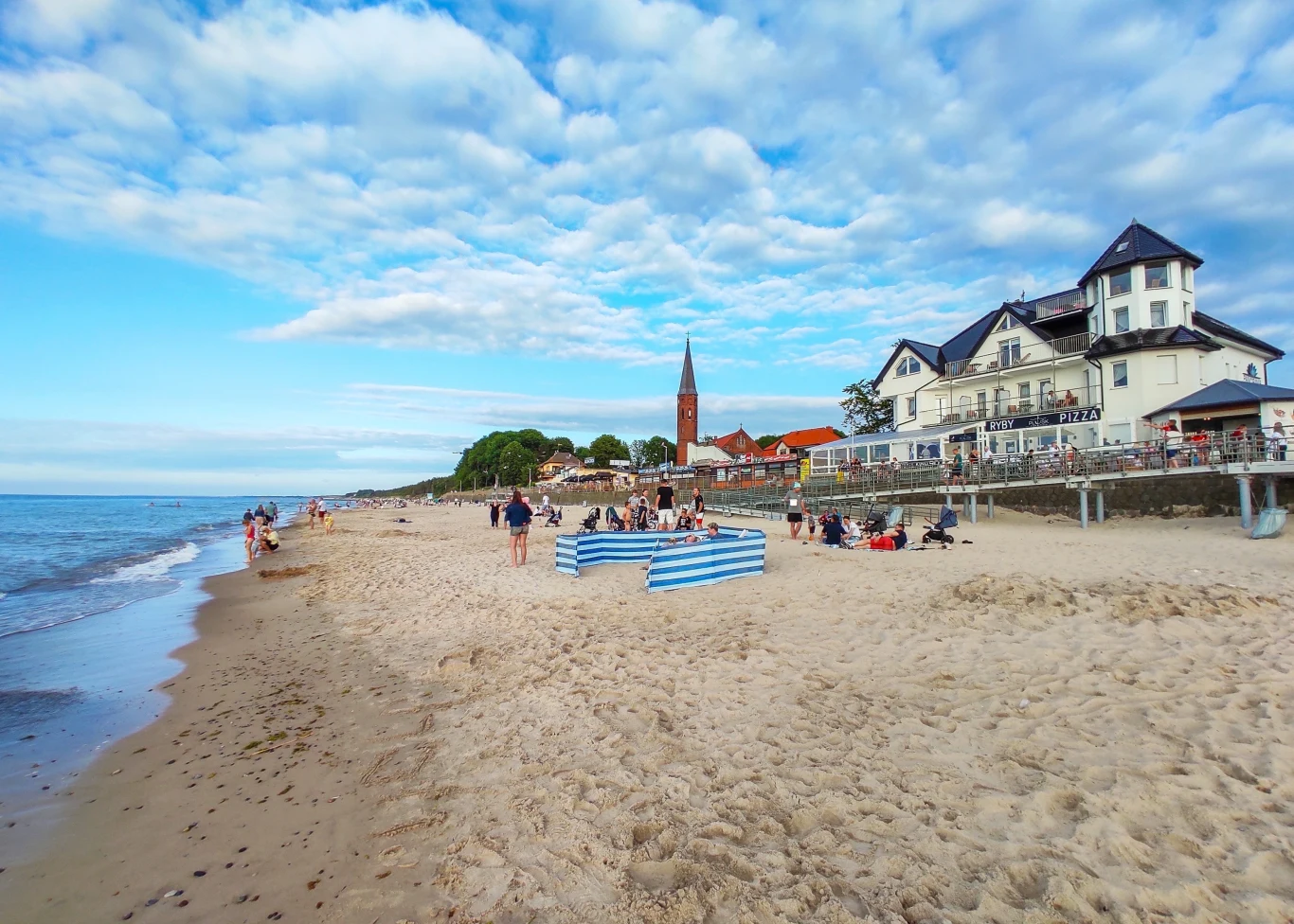 Sarbinowo to niewielka wieś letniskowa na Wybrzeżu Słowińskim, która zachwyca kameralnością i spokojem.