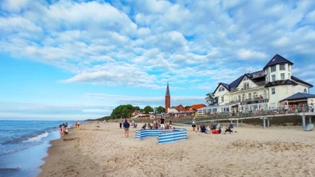 Sarbinowo to niewielka wieś letniskowa na Wybrzeżu Słowińskim, która zachwyca kameralnością i spokojem.