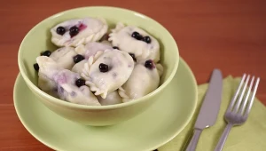 Tyle możesz przechowywać pierogi z owocami w lodówce. Później lepiej je wyrzucić