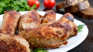 Soczyste i kruche roladki schabowe. Oryginalne nadzienie podbija ich smak