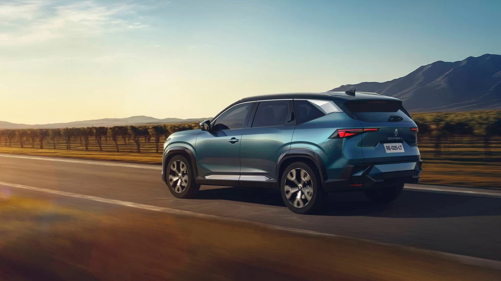 Renault Boreal korzysta z 6-biegowej dwusprzęgłowej skrzyni EDC i turbodoładowanego silnika 1.3 TCe. Nowoczesny SUV w kolorze niebieskim jedzie asfaltową drogą przez malowniczy krajobraz, w tle widoczne winnice i góry oświetlone promieniami słońca.