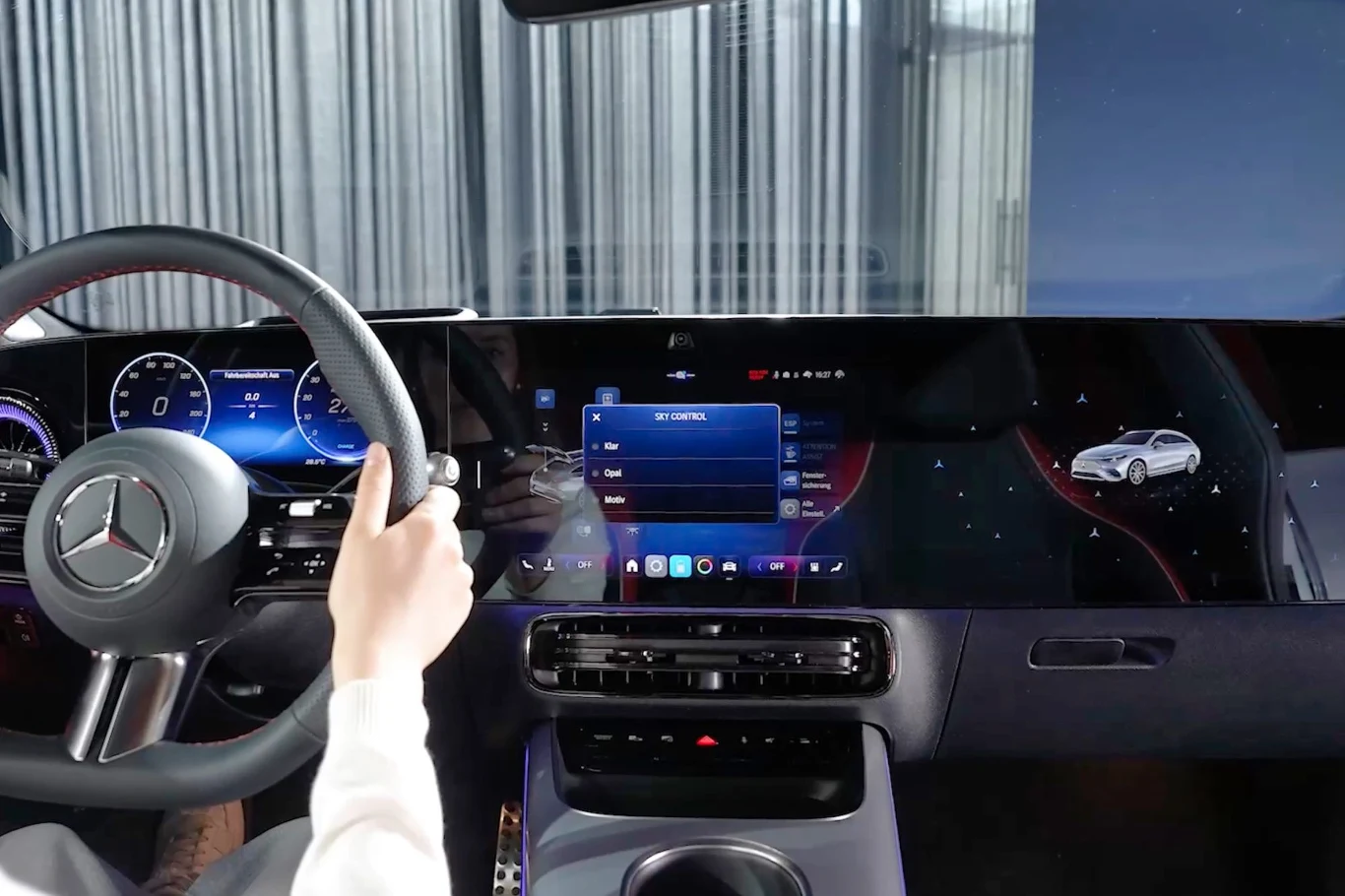 We wnętrzu CLA dominują dwa ekrany, a za dopłatą przed pasażerem może pojawić się trzeci Luksusowe wnętrze samochodu marki Mercedes-Benz z nowoczesnym pulpitem sterowania, dużym ekranem dotykowym obejmującym całą szerokość deski rozdzielczej oraz kierownicą trzymaną przez osobę siedzącą na fotelu kierowcy.