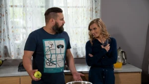 Miłosz (Konrad Darocha), mąż Bożenki (Agnieszka Kaczorowska), zostanie operatorem dużego filmu kostiumowego z gwiazdorską obsadą