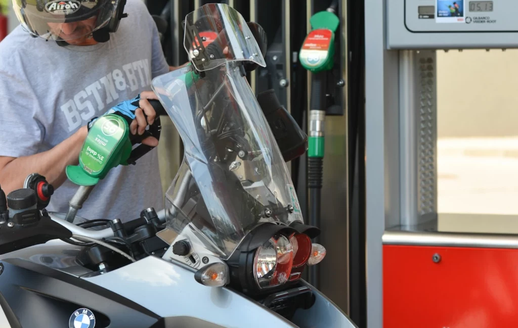 Jak zatankować motocykl? Jak zatankować motocykl?