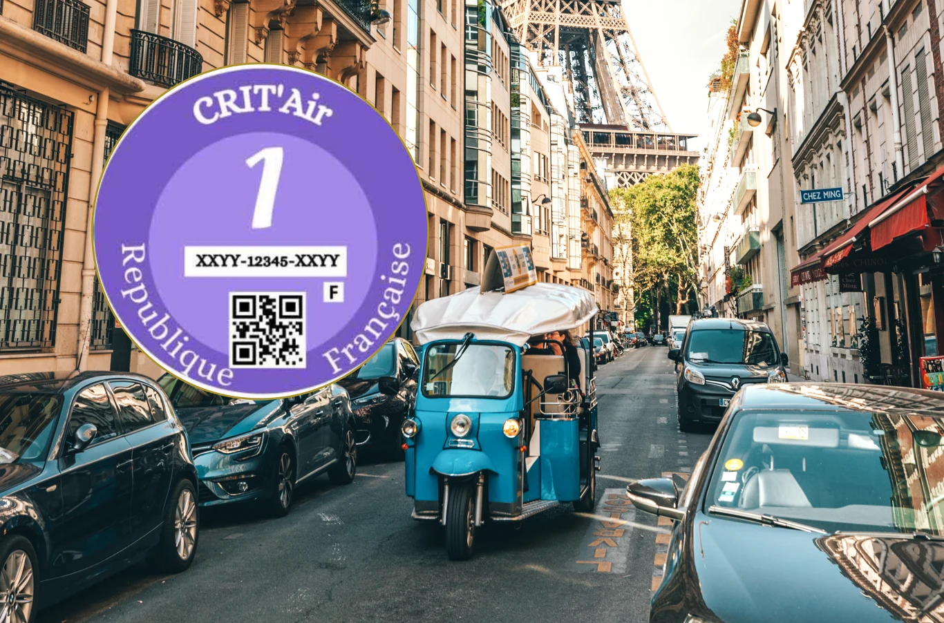 Które pojazdy są uprawnione do wjazdu, jak , gdzie i za ile kupić naklejkę Crit'Air i w których miastach obowiązuje? Niewielki pojazd elektryczny w kolorze niebieskim porusza się miejską ulicą, otoczony zaparkowanymi samochodami po obu stronach, w tle widoczna wieża Eiffla. Na pierwszym planie duża naklejka z francuskim certyfikatem ekologicznej klasy emisji CRIT'Air.