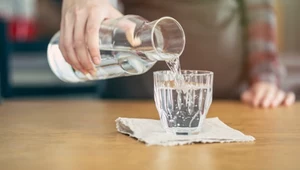 Pij wodę i się nie stresuj. Lepsze nawodnienie to niższy poziom kortyzolu
