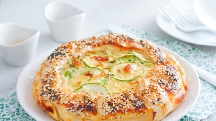 Ciasto francuskie z cukinią to ciekawy pomysł na przekąskę 