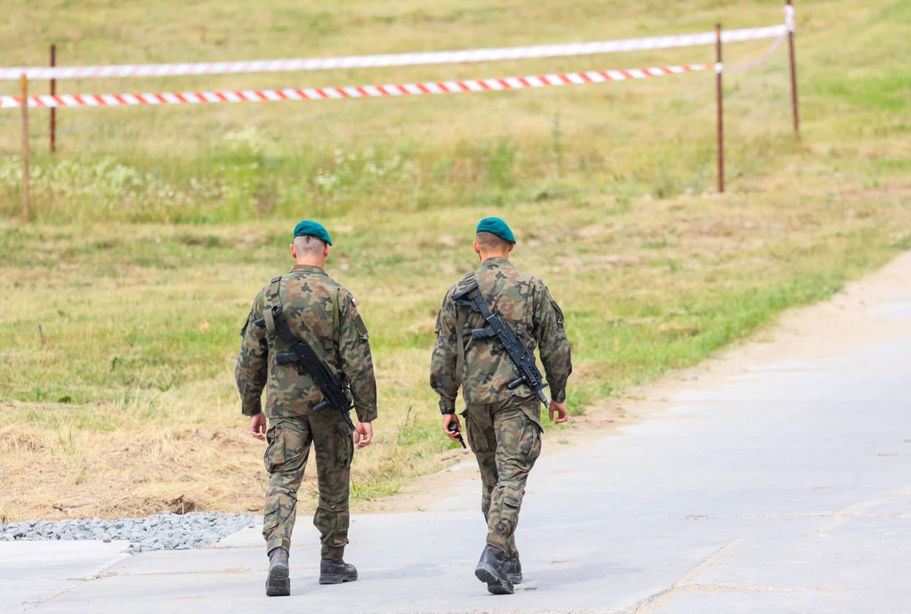 Funkcjonariusze na granicy polsko-białoruskiej. Jeden z migrantów ranił polskiego żołnierze. Zdj. ilustracyjne