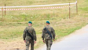 Funkcjonariusze na granicy polsko-białoruskiej. Jeden z migrantów ranił polskiego żołnierze. Zdj. ilustracyjne