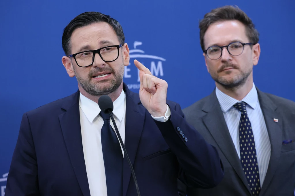 Daniel Obajtek i inni europosłowie PiS na konferencji prasowej podnosili, że zmiany w przepisach dotyczących zabezpieczeń przeciwpożarowych będą ciosem w producentów styropianu i finanse Polaków