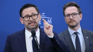 Daniel Obajtek i inni europosłowie PiS na konferencji prasowej podnosili, że zmiany w przepisach dotyczących zabezpieczeń przeciwpożarowych będą ciosem w producentów styropianu i finanse Polaków