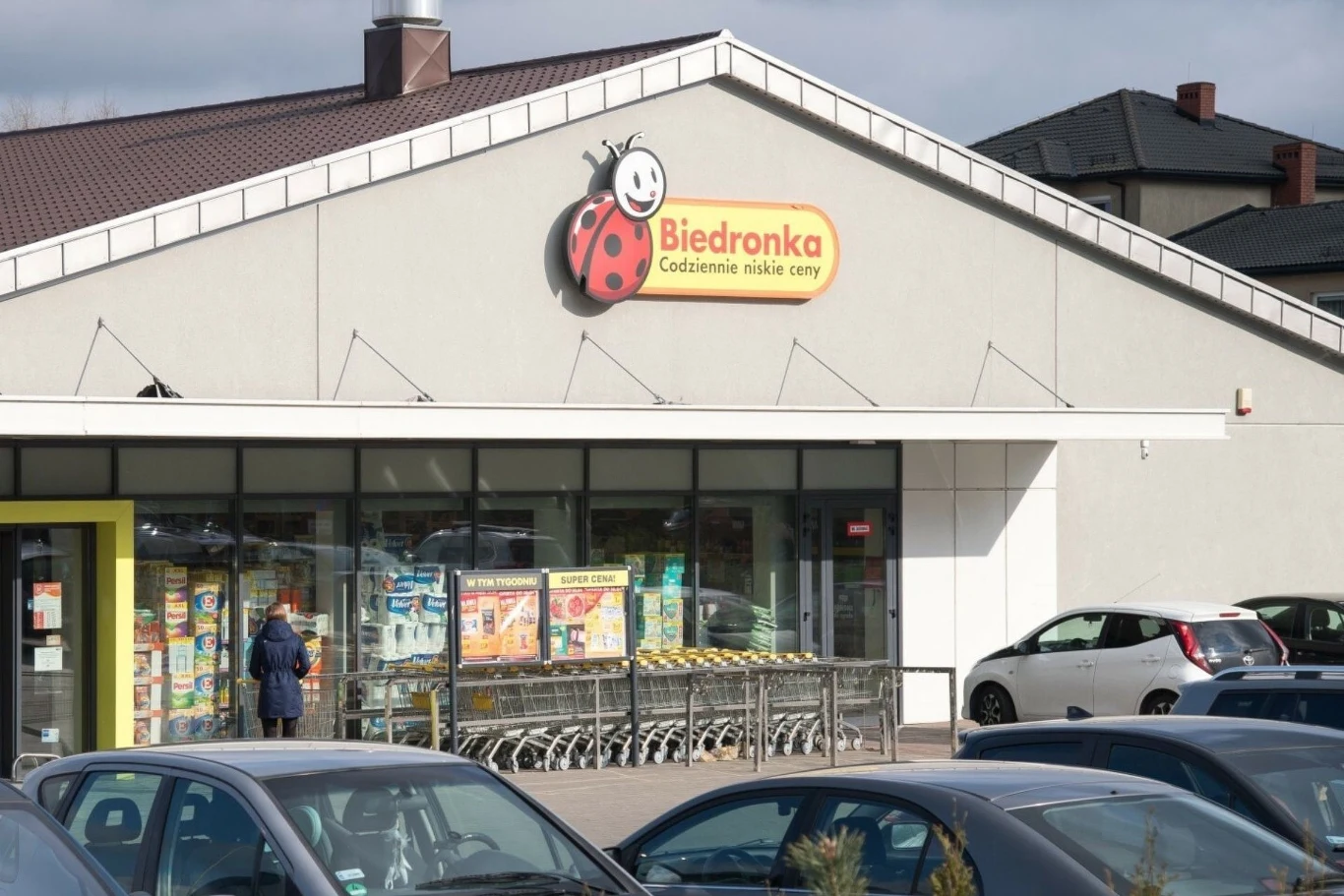 Biedronce nie spodobała się akcja Liska. Zapowiedziano pozew Wejście do supermarketu Biedronka z widocznym logo, żółtymi drzwiami wejściowymi, rzędami wózków na zakupy oraz kilkoma zaparkowanymi samochodami na parkingu przed sklepem.