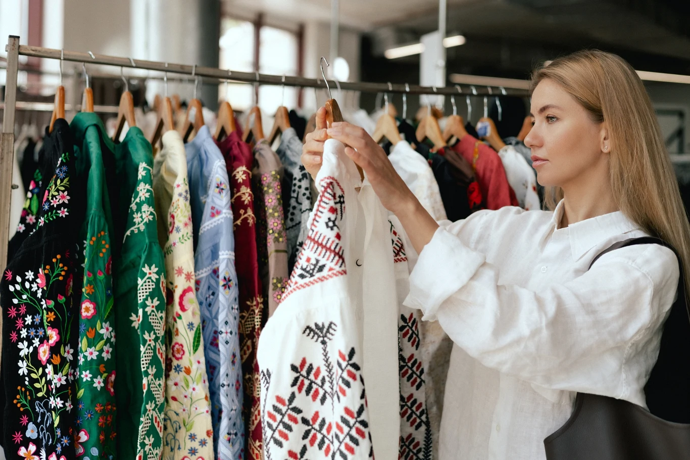 Sukienki z kwiatowymi wzorami stały się hitem tego sezonu 