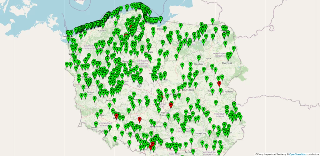 Aktualna sytuacja na kąpieliskach w Polsce – południe 14 lipca 2025 Mapa Polski z zaznaczonymi wieloma lokalizacjami, większość oznaczona zielonymi znacznikami, kilka lokalizacji wyróżniona czerwonymi znacznikami.