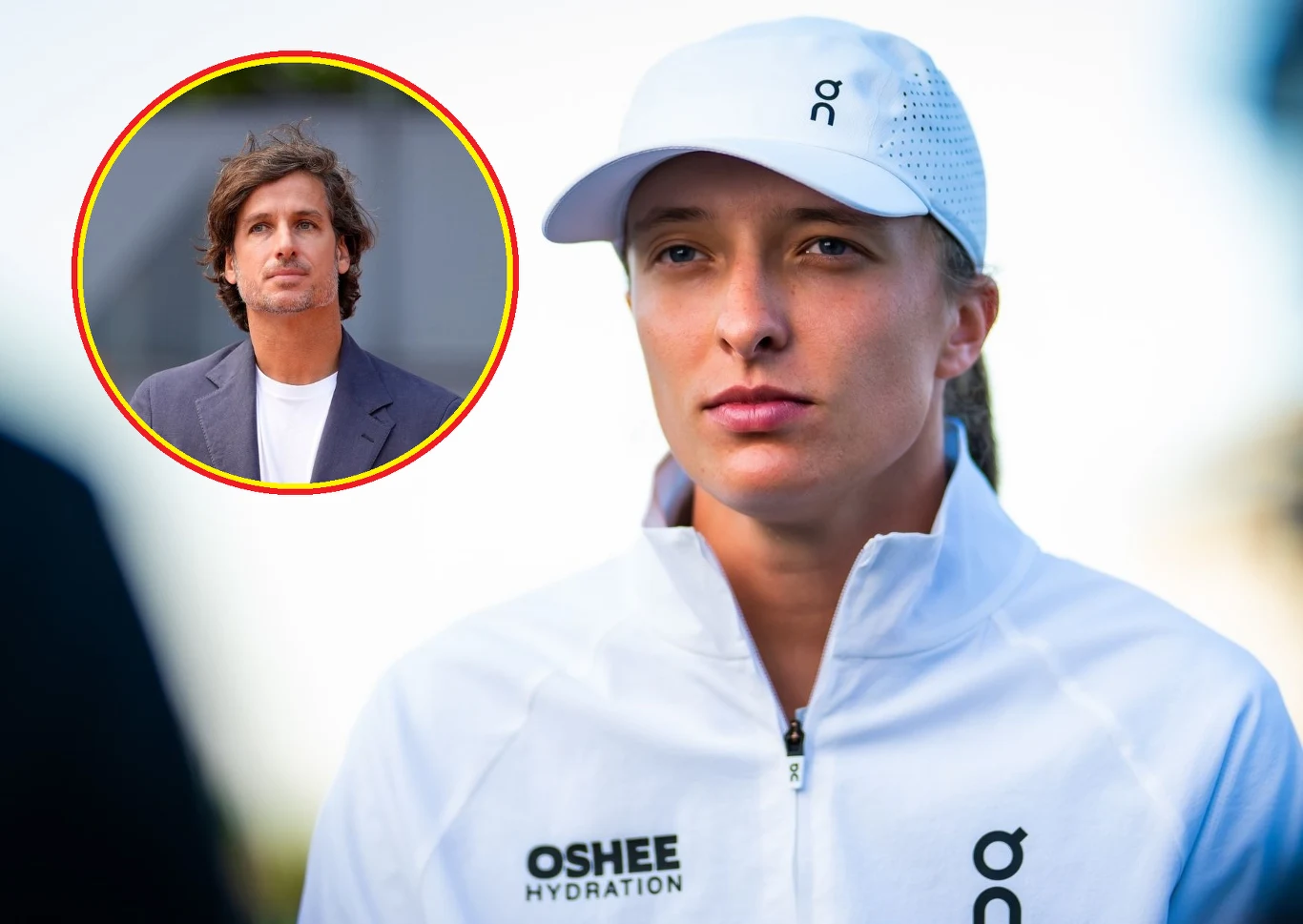 Feliciano Lopez i Iga Świątek Sportowczyni ubrana w białą czapkę z daszkiem i bluzę sportową z widocznymi logotypami marek, w tle okrągłe wstawienie z portretem mężczyzny w ciemnej marynarce i białej koszulce.
