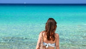 Lazurowa, ciepła woda przyciąga jak magnes. Ta plaża to wakacyjny hit