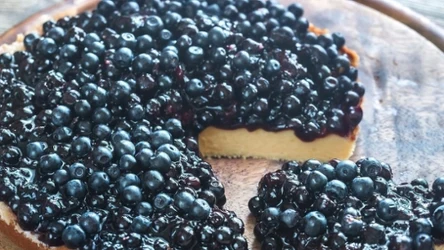 Do odwróconego jagodownika Rozkosznego można użyć świeżych lub mrożonych jagód