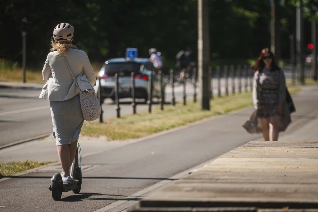 Kaski dla osób poruszających się elektrycznym hulajnogami będą obowiązkowe. Ale nie dla wszystkich osób Kaski dla osób poruszających się elektrycznym hulajnogami będą obowiązkowe. Ale nie dla wszystkich osób