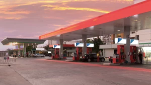 Zostawił żonę na stacji benzynowej. Zorientował się 300 km dalej
