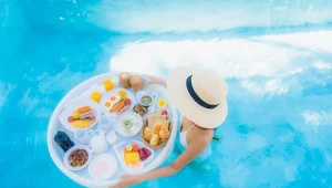 Wakacje to czas, gdy głowa odpoczywa, a wątroba... niechętnie bierze nadgodziny 