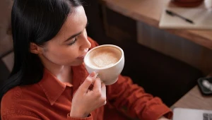 Mała zmiana rano, duży efekt dla ciała. Sprawdź moc kawy z mlekiem