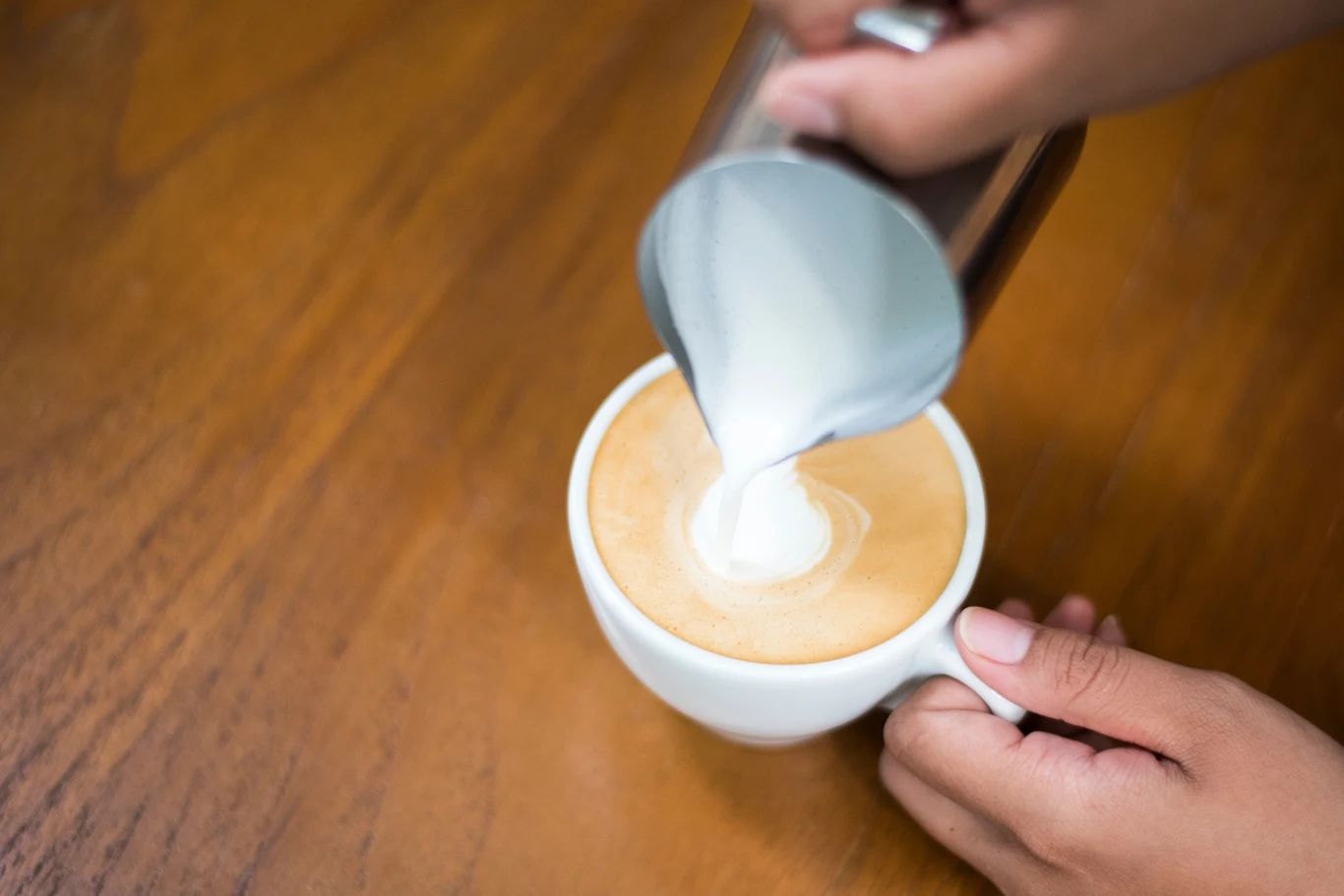 Połączenie ze sobą niektórych produktów może działać przeciwzapalnie. Właśnie takim duetem jest właśnie kawa z mlekiem 