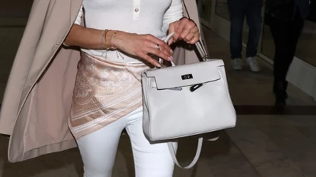 Biała torebka nie przestaje być modna. Doda świeżości i elegancji każdej stylizacji