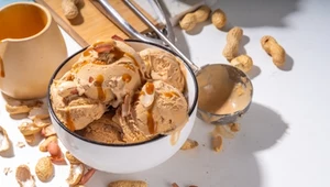 Smak jak w najlepszej cukierni. Jak ciekawie podać lody? Z prażonymi ziarnami, popcornem albo z espresso