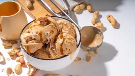 Smak jak w najlepszej cukierni. Jak ciekawie podać lody? Z prażonymi ziarnami, popcornem albo z espresso