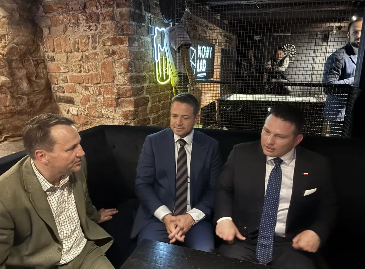 Ponadpartyjne spotkanie w pubie Sławomira Mentzena odbiło się szerokim echem w kampanii wyborczej Trzech mężczyzn w garniturach siedzących przy stoliku w klubie, w tle ceglana ściana, neon oraz siatka oddzielająca strefę z tarczą do darta. Rozmowa odbywa się w kameralnych warunkach.