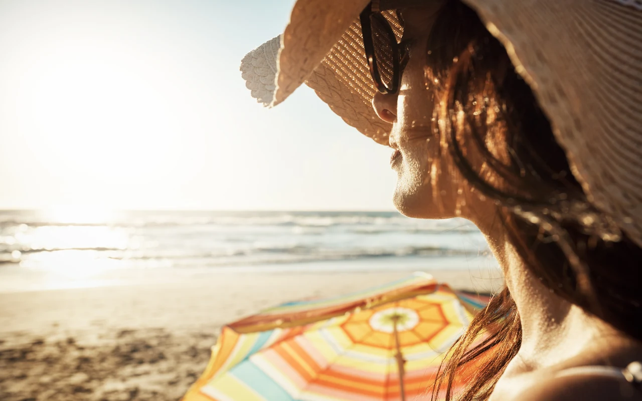 Jeśli masz skłonność do przebarwień, na plaży koniecznie korzystaj z kapelusza