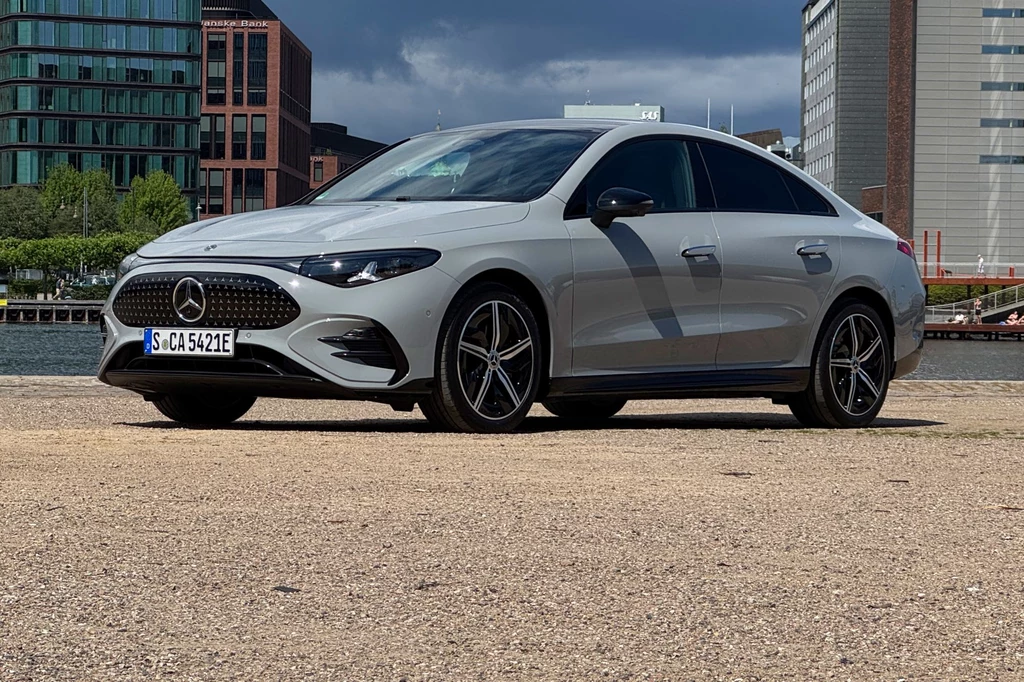 Mercedes CLA debiutuje w salonach w wersji elektrycznej. Z czasem dołączy jeszcze hybryda Mercedes CLA debiutuje w salonach w wersji elektrycznej. Z czasem dołączy jeszcze hybryda