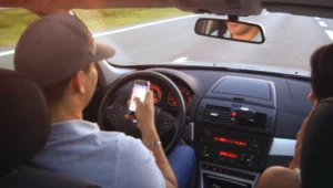 Niemcy mają nowy fotoradar. Wykrywa kierowców rozmawiających przez telefon