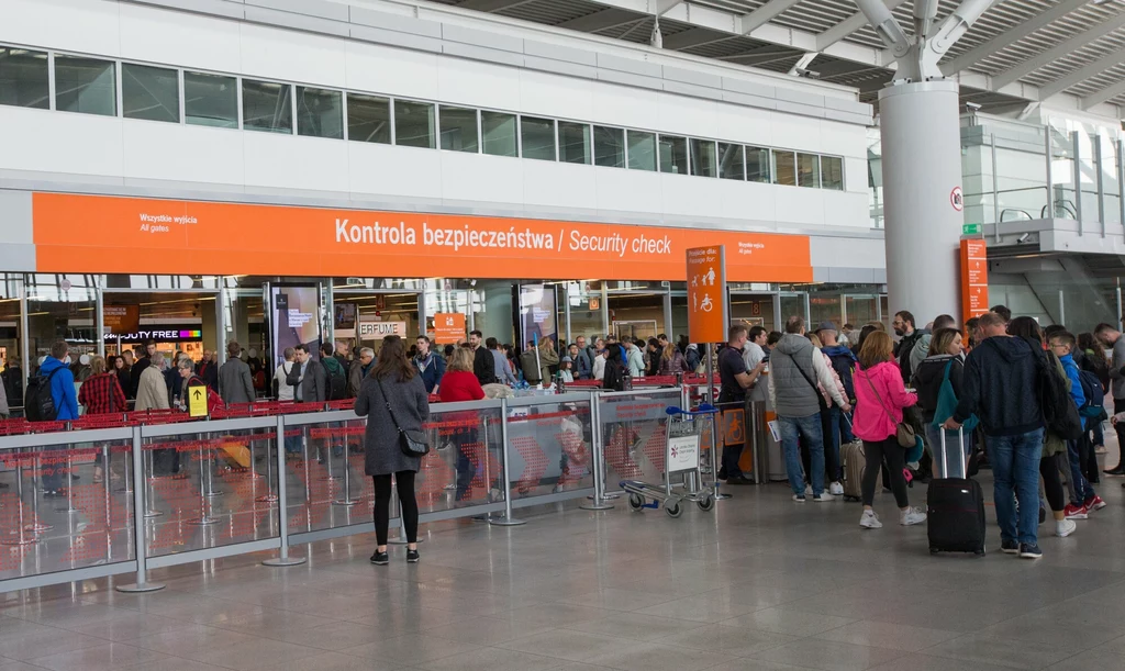 Dlaczego właściwie trzeba ściągać buty do kontroli na lotnisku? Dlaczego właściwie trzeba ściągać buty do kontroli na lotnisku?