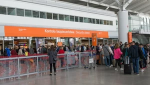 Koniec zdejmowania butów na lotniskach. Dlaczego dotychczas musieliśmy to robić?