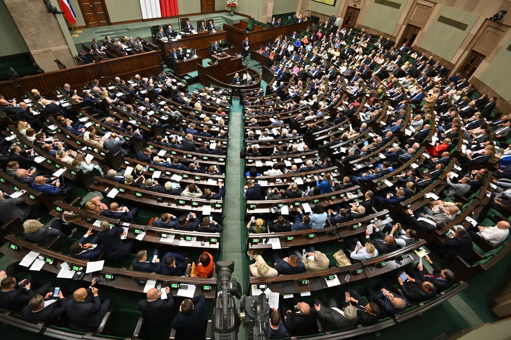 Polacy opowiadają się za odejściem z parlamentu wieloletnich posłów i senatorów Polacy opowiadają się za odejściem z parlamentu wieloletnich posłów i senatorów