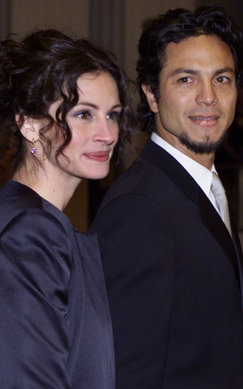 Julia Roberts i Benjamin Bratt w 2001 roku