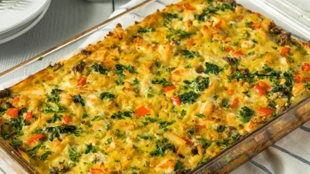 Zapiekanka z serka wiejskiego jest bardzo pożywna, a jednocześnie prosta do zrobienia