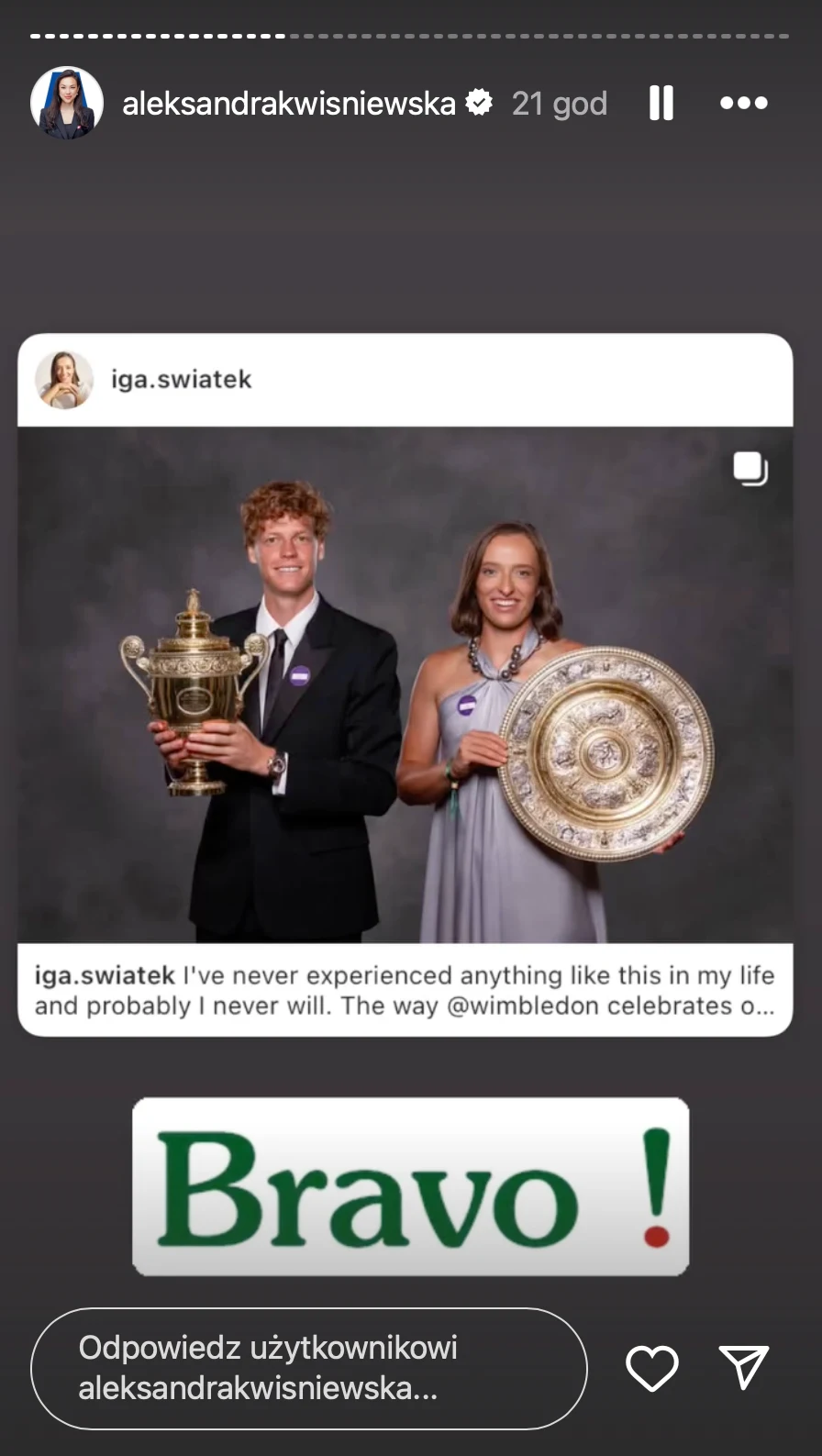 Dwoje młodych sportowców w eleganckich strojach trzyma trofea tenisowe, uśmiechnięci, stoją na tle neutralnej ściany.