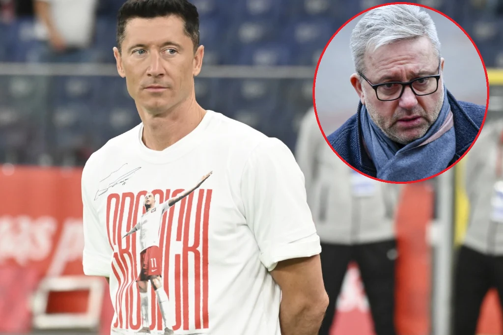 Mężczyzna w białej koszulce z nadrukiem na tle stadionu, w prawym górnym rogu okrągłe wstawienie z portretem innego mężczyzny w okularach i szaliku.