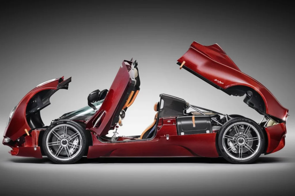 Sztuka na czterech kołach. Utopia Roadster waży 1280 kg. Luksusowy samochód sportowy w wersji coupe, pokazany z otwartą maską i bagażnikiem, prezentuje szczegóły wnętrza, mechaniki oraz lekkość materiałów użytych do budowy pojazdu