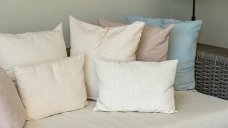 Miejsce dekoracyjnych poduszek jest w salonie, a nie na łóżku w sypialni