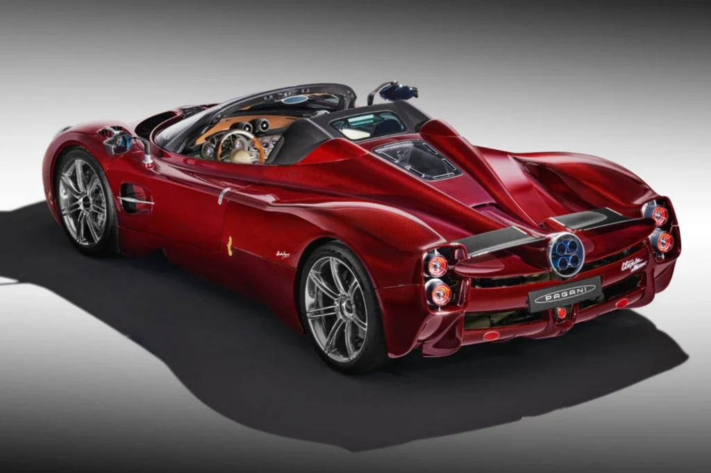 Utopia zastąpiła kultowy model Zonda oraz Huyara. Luksusowy, sportowy kabriolet w kolorze głębokiej czerwieni ustawiony na jednolitym, szarym tle, wyróżniający się aerodynamiczną sylwetką, widocznymi detalami konstrukcji oraz nowoczesnym wnętrzem z elementami skórzanymi i karbonowymi.