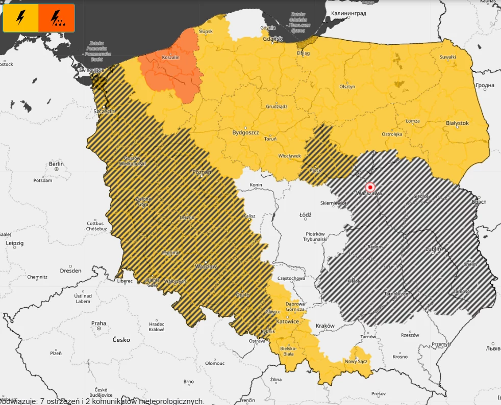 We wtorek po południu pojawił się pomarańczowy alert drugiego stopnia w związku z zagrożeniem burzami oraz intensywnymi opadami deszczu. Obejmuje część województwa zachodniopomorskiego Mapa Polski z oznaczeniem regionów objętych ostrzeżeniami meteorologicznymi, z kolorowym wyróżnieniem zagrożonych obszarów na tle białej mapy administracyjnej.