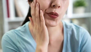 Organizm często pokazuje, że brakuje mu witamin. Jednym z obszarów, na którym wyraźnie to widać jest jama ustna